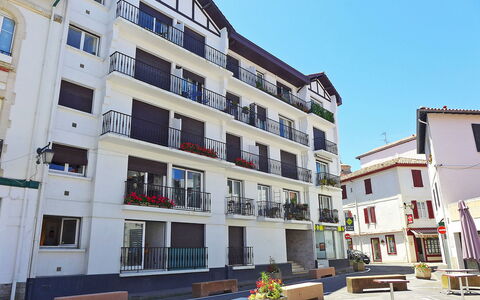 Résidence de France: Himmel, Gebäude, Fenster, Eigentum, Azurblau, Pflanze, Urban Design, Eigentumswohnung, Blumentopf, Grundeigentum