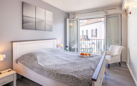 Résidence de France: Möbel, Eigentum, Gebäude, Komfort, Bilderrahmen, Holz, Textil, Interior Design, Bettrahmen, Bett