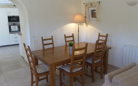 Villa Rose: Zimmer, Eigentum, Esszimmer, Möbel, Tabelle, Küche & Esszimmer Tisch, Fussboden, Interior Design, Gebäude, Grundeigentum