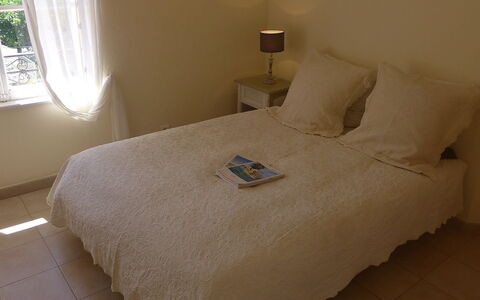 Villa Rose: Bett, Schlafzimmer, Möbel, Bedding, Zimmer, Bettdecke, Eigentum, Matratze, Bettrahmen, Fussboden