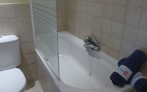 Villa Rose: Badezimmer, Fliese, Eigentum, Zimmer, Armatur, Wand, Toilette, Bad Zubehör, Zapfhahn, Toilleten Sitz