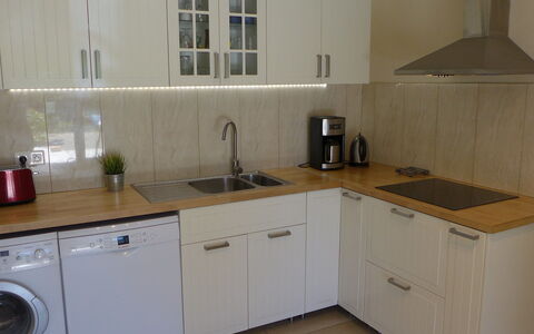 Villa Rose: Eigentum, Major Appliance, Zimmer, Cabinetry, Countertop, Küche, Möbel, Haushaltsgerät, Herd, Küchengerät