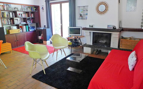 Marina de Talaris: Möbel, Bilderrahmen, Tabelle, Bücherregal, Couch, Fernsehen, Komfort, Holz, Regal, Wohnzimmer