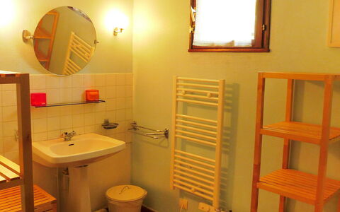 Marina de Talaris: Eigentum, Spiegel, Sinken, Armatur, Bad Sink, Zapfhahn, Fenster, Lila, Badezimmer, Interior Design