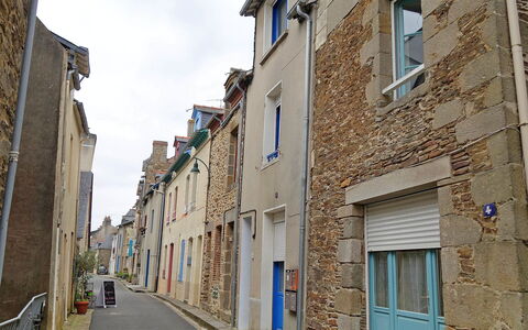 Le Vieux Port: Nachbarschaft, Strasse, \Stadt, Gebäude, Gasse, Strasse, Eigentum, Menschliche Siedlung, Die Architektur, Wand