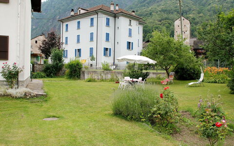 Gemma: Eigentum, Natürliche Landschaft, Haus, Gras, Gebäude, Estate, Rasen, Garten, Grundeigentum, Grundstueck