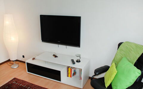 Gemma: Zimmer, Möbel, Eigentum, Technologie, Interior Design, Flachbildschirm, Tabelle, Computertisch, Elektronisches Gerät, Fernsehen