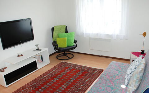 Gemma: Zimmer, Möbel, Eigentum, Interior Design, Wohnzimmer, Fussboden, Haus, Schlafzimmer, Bettdecke, Zuhause