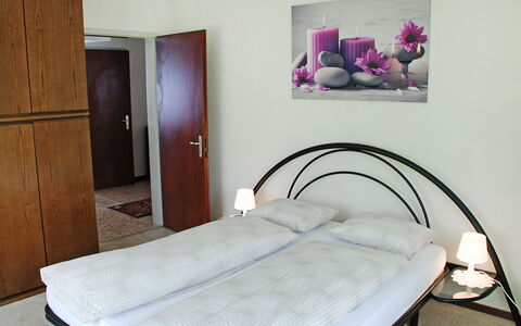 Gemma: Schlafzimmer, Bett, Möbel, Zimmer, Matratze, Bettdecke, Bettrahmen, Eigentum, Bedding, Interior Design
