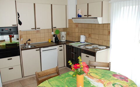 Gemma: Zimmer, Küche, Eigentum, Möbel, Interior Design, Haus, Cabinetry, Gebäude, Herd, Zuhause