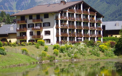 Le Cristal des Glaces: Pflanze, Wasser, Gebäude, Eigentum, Berg, Fenster, Natur, Haus, Vegetation, Baum