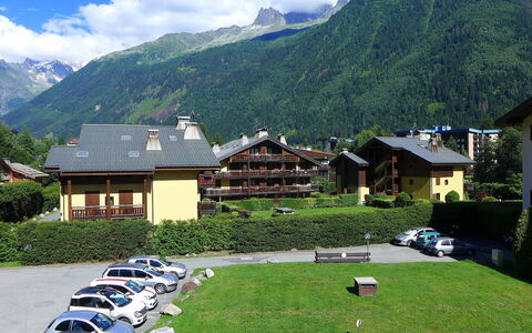 Le Cristal des Glaces: Wolke, Himmel, Pflanze, Berg, Eigentum, Gebäude, Natur, Natürliche Landschaft, Auto, Haus