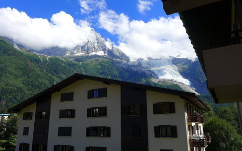 Le Cristal des Glaces: Wolke, Himmel, Gebäude, Fenster, Eigentum, Berg, Die Architektur, Haus, Urban Design, Biome
