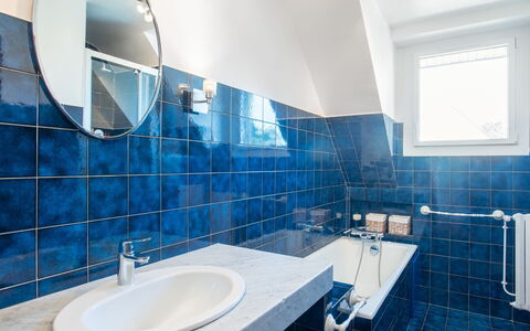 Les Elfes: Badezimmer, Blau, Zimmer, Eigentum, Fliese, Interior Design, Die Architektur, Gebäude, Fussboden, Design