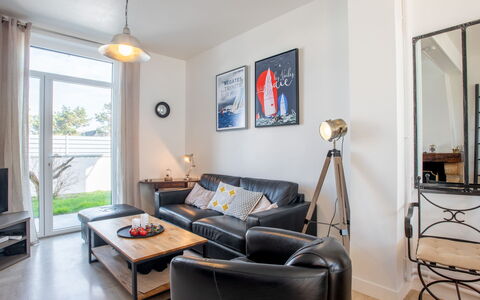 Les Elfes: Wohnzimmer, Zimmer, Möbel, Eigentum, Interior Design, Gebäude, Fussboden, Zuhause, Gelb, Haus