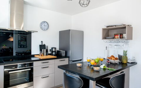 Les Elfes: Zimmer, Countertop, Möbel, Küche, Eigentum, Interior Design, Cabinetry, Herd, Grün, Gelb