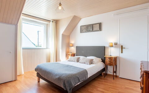 Les Elfes: Schlafzimmer, Möbel, Bett, Zimmer, Eigentum, Decke, Bettdecke, Bettrahmen, Interior Design, Fussboden