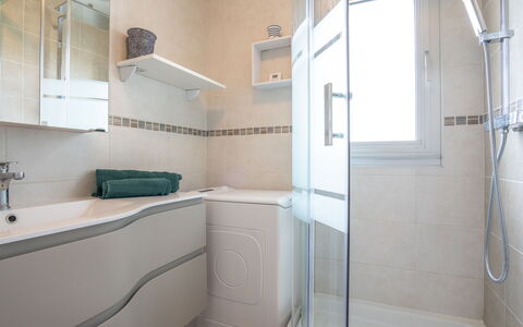 Plein Sud: Armatur, Duschkopf, Dusche, Badezimmer, Zapfhahn, Duschtür, Gebäude, Fussboden, Sinken