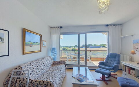 Plein Sud: Möbel, Wohnung, Interior Design, Fussboden, Flooring, Zimmer, Stuhl, Decke, Couch, Wohnzimmer