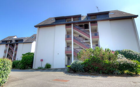 Plein Sud: Pflanze, Gebäude, Himmel, Haus, Grundstueck, Nachbarschaft, Wohngebiet, Fassade, Ländliches Gebiet