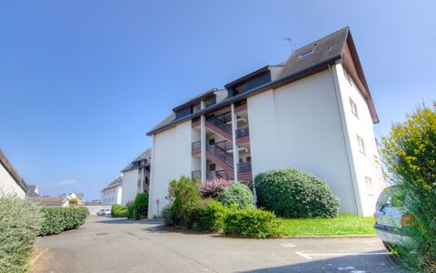 Plein Sud: Pflanze, Himmel, Gebäude, Grundstueck, Haus, Nachbarschaft, Fenster, Gras, Wohngebiet, Baum