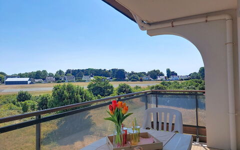 Plein Sud: Balkon, Schatten, Stuhl, Gartenmöbel, Holzbeize, Zaun, Geländer, Resort, Küche & Esszimmer Tisch, Eco Hotel