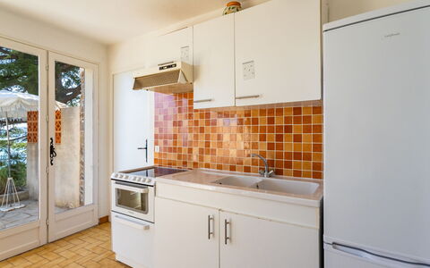 Les Floralies Ii: Cabinetry, Eigentum, Countertop, Möbel, Spüle, Gebäude, Sinken, Zapfhahn, Holz, Fenster