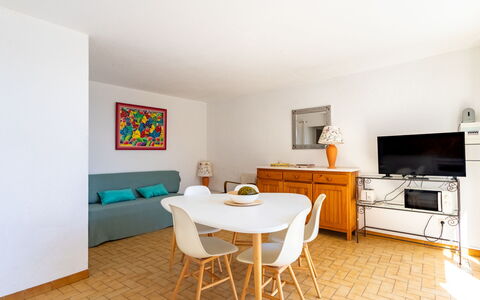 Les Floralies Ii: Möbel, Tabelle, Eigentum, Stuhl, Interior Design, Holz, Cabinetry, Flooring, Fussboden, Wohnzimmer