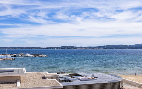 Sainte Maxime 124: Haus, Wohngebiet, Zuhause, Dach, Verbundwerkstoff, Estate, Hütte, Schatten, Schwimmbad, Villa