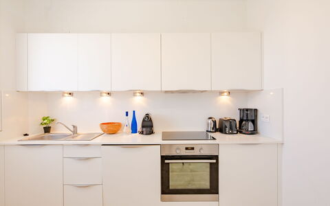 Sainte Maxime 124: Cabinetry, Countertop, Gebäude, Küche, Holz, Interior Design, Herd, Beleuchtung, Sinken, Küchengerät