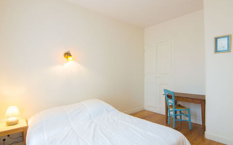 Petit Acacia: Eigentum, Komfort, Azurblau, Holz, Textil, Interior Design, Schatten, Farbe, Bett, Fussboden