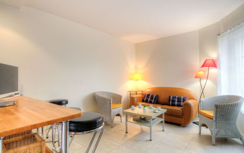Petit Acacia: Zimmer, Eigentum, Möbel, Interior Design, Gebäude, Fussboden, Gelb, Tabelle, Haus, Grundeigentum