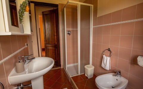 Collina dei Fiori: Badezimmer, Eigentum, Zimmer, Toilette, Wand, Armatur, Fliese, Toilleten Sitz, Bad Sink, Fussboden