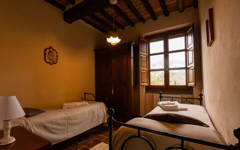 Collina dei Fiori: Zimmer, Schlafzimmer, Bett, Möbel, Eigentum, Bettrahmen, Gebäude, Interior Design, Bettdecke, Suite