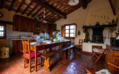 Collina dei Fiori: Eigentum, Zimmer, Gebäude, Haus, Möbel, Interior Design, Grundeigentum, Fussboden, Strahl, Die Architektur