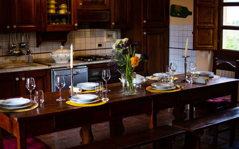Collina dei Fiori: Countertop, Zimmer, Möbel, Küche, Eigentum, Cabinetry, Interior Design, Tabelle, Esszimmer, Zuhause