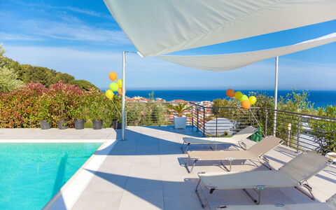 Villa Il Poggiolo Apartments - Diano Marina: Eigentum, Himmel, Urlaub, Grundeigentum, Haus, Die Architektur, Gebäude, Schwimmbad, Design, Schatten