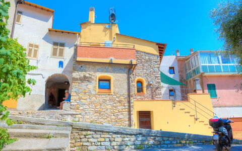 House of Stone - Deglio Faraldi: Blau, \Stadt, Gelb, Nachbarschaft, Eigentum, Haus, Azurblau, Wand, Himmel, Gebäude