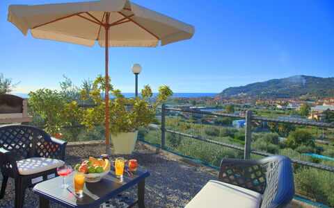 Casa Ilaria - Diano Marina: Eigentum, Grundeigentum, Haus, Zuhause, Gebäude, Urlaub, Terrasse, Tabelle, Berg, Himmel