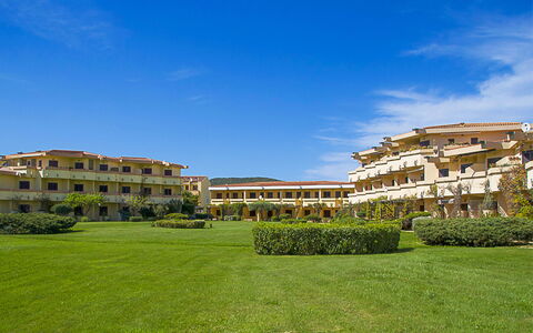 Golfo Aranci Ortensia Apartments: Eigentum, Himmel, Gebäude, Gras, Estate, Die Architektur, \Stadt, Menschliche Siedlung, Grundeigentum, Wohngebiet