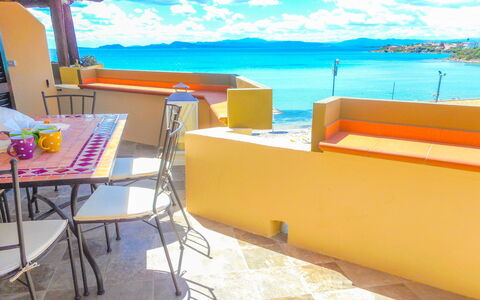 Golfo Aranci Ortensia Apartments: Eigentum, Gelb, Zimmer, Türkis, Möbel, Urlaub, Gebäude, Tabelle, Interior Design, Balkon