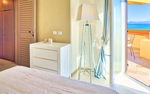 Golfo Aranci Ortensia Apartments: Zimmer, Möbel, Eigentum, Interior Design, Schlafzimmer, Fussboden, Bett, Suite, Gelb, Badezimmer