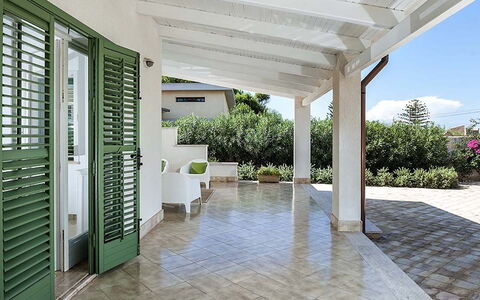Bianca: Flooring, Fussboden, Decke, Veranda, Schatten, Gartenmöbel, Säule, Outdoor Struktur, Flagstone, Stuhl
