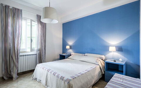 Bianca: Möbel, Interior Design, Bett, Textil, Schlafzimmer, Fussboden, Flooring, Decke, Zimmer, Bettdecke