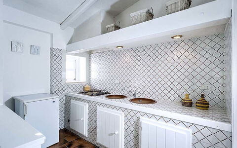 Bianca: Flooring, Interior Design, Küche, Fussboden, Countertop, Decke, Fliese, Armatur, Zimmer, Zapfhahn