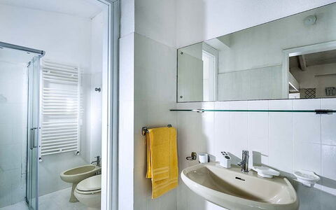 Bianca: Flooring, Armatur, Interior Design, Fussboden, Badezimmer, Decke, Sinken, Installation, Zapfhahn, Zimmer