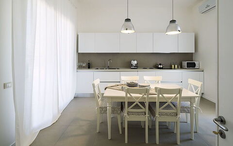 Villa Berbaro: Cabinetry, Möbel, Tabelle, Holz, Countertop, Interior Design, Küche, Gebäude, Stuhl