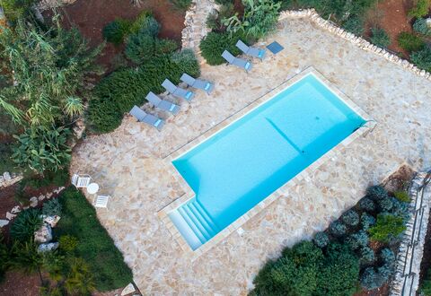 Villa Cristina: Wasser, Pflanze, Schwimmbad, Rechteck, Gartenmöbel, Grundstueck, Gewässer, Gras, Urban Design, Eigentumswohnung