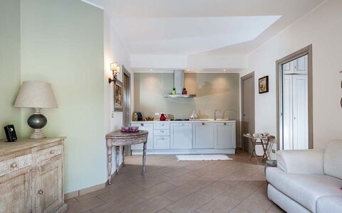 Eden Retreat: Eigentum, Cabinetry, Möbel, Couch, Schublade, Holz, Interior Design, Kommode, Fussboden