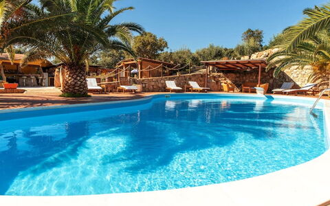 Residence Villa Smeralda: Wasser, Himmel, Eigentum, Schwimmbad, Natur, Azurblau, Baum, Beleuchtung, Gewässer, Pflanze